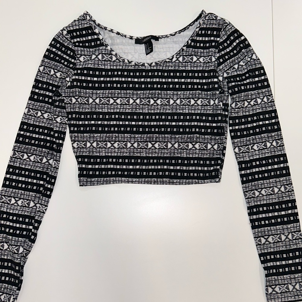 Forever 21 black and white long sleeve crop top for women